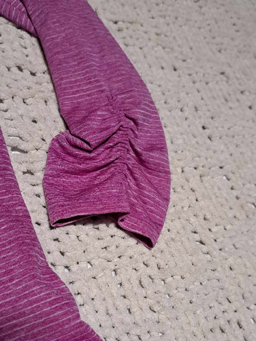 Eddie Bauer Heathered Magenta Long Sleeve V‑Neck Top - Picture 4 of 9